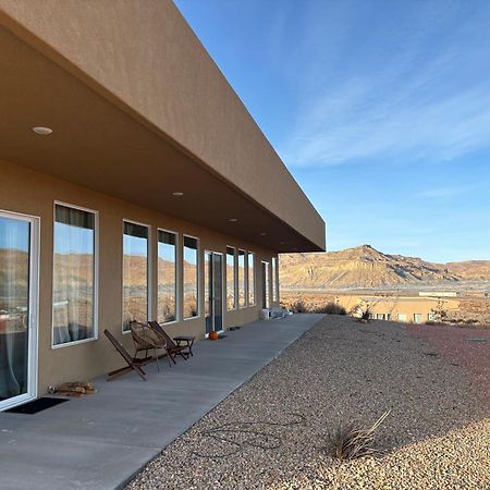 Page Arizona Border Town- Grand Serenity Room With Mesa Views Big Water Exterior photo