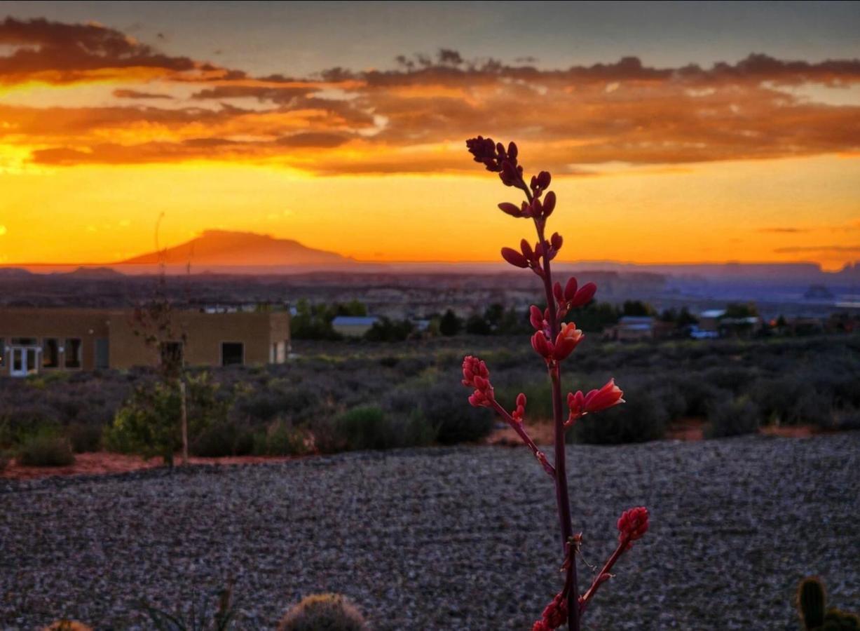Page Arizona Border Town- Grand Serenity Room With Mesa Views Big Water Exterior photo