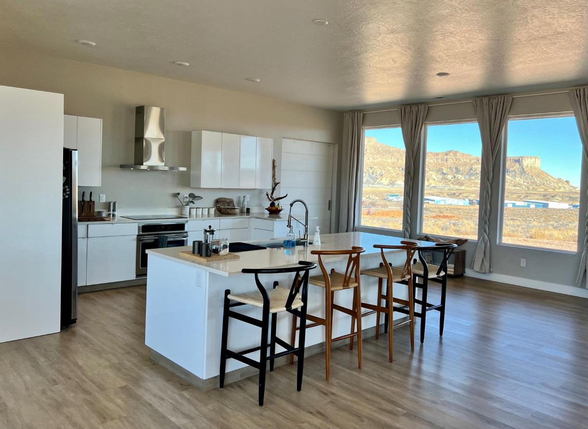 Page Arizona Border Town- Grand Serenity Room With Mesa Views Big Water Exterior photo